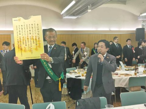 手に手つないで